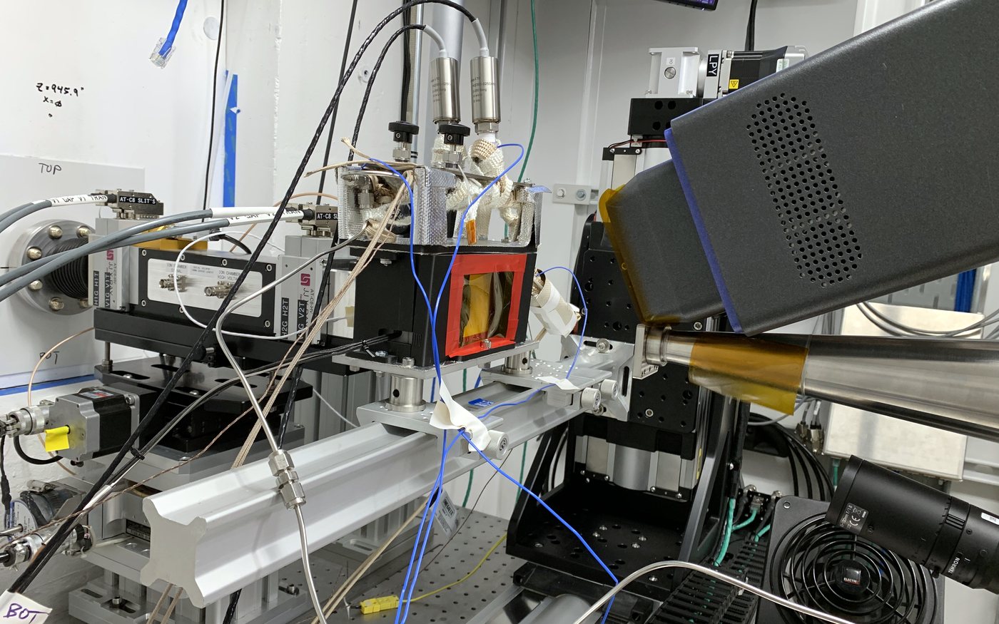 High-temperature, high-pressure capillary cell at SSRL beamline 1-5