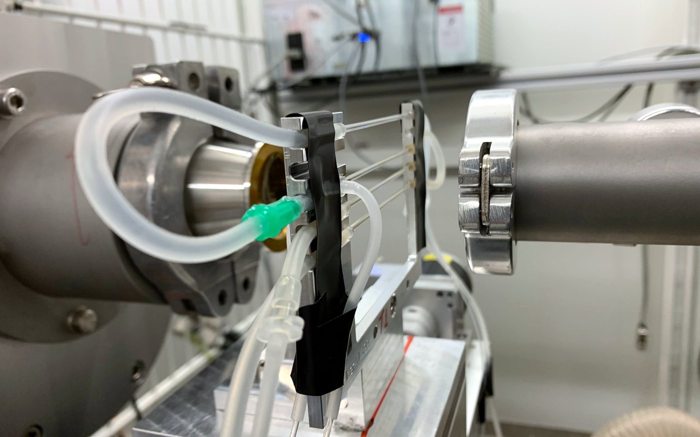 Close-up of the microfluidic mixing cell in the X-ray beam path at DESY P12